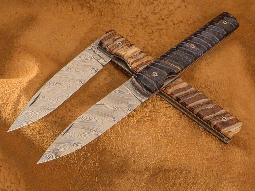 Messer Wien Das Perceval Le Francais in der Luxusausfhrung. Rostfreie Torsionsdamast-Klinge und Griff aus stabilisiertem Mammutbackenzahn! Blau gefrbt und natur. Atelier Perceval Damast Luxustaschenmesser Taschenmesser Mammut Backenzahn Klingen-Boutique Messer Wien 